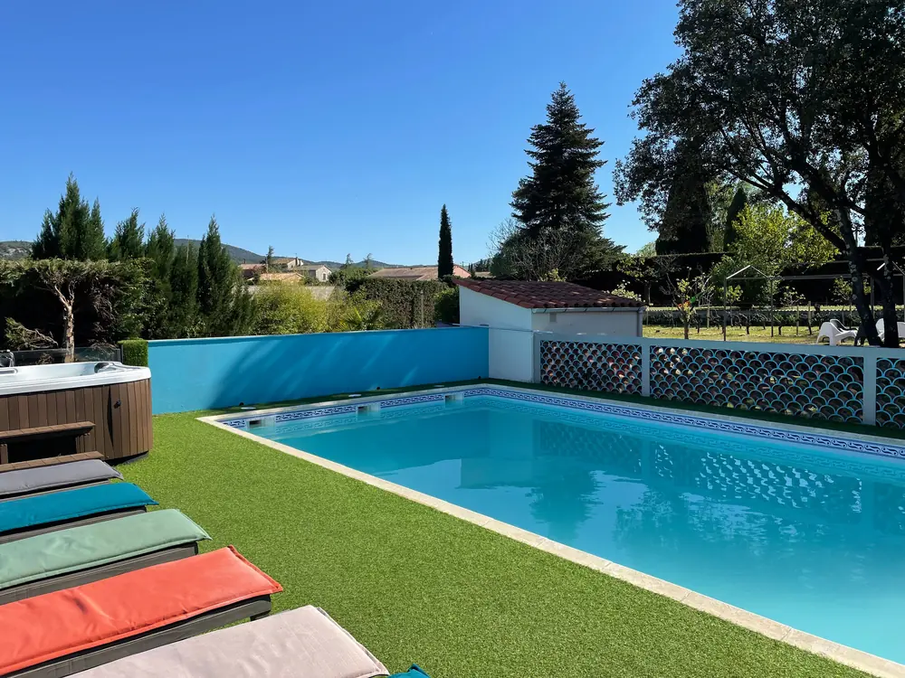 Piscine et spa vus depuis les transats