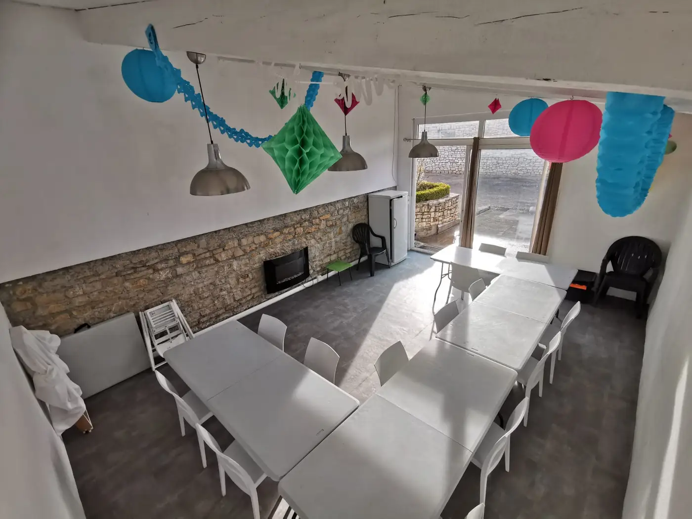 Grande salle aménagée pour un repas de groupe