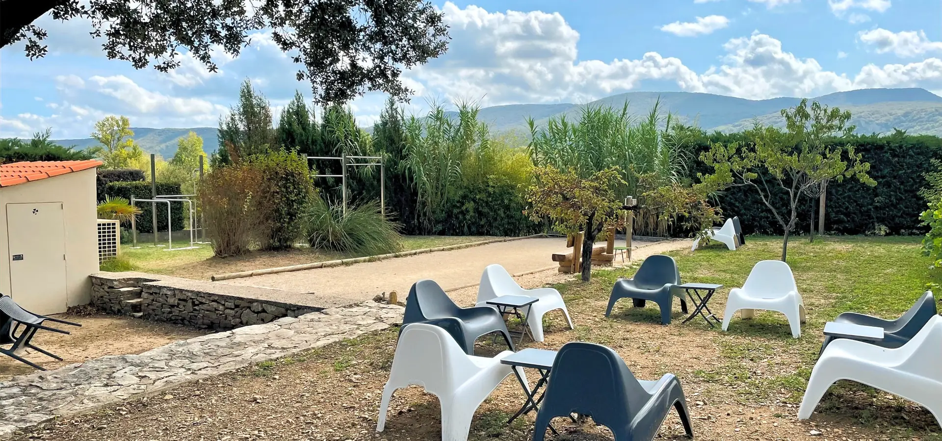 Fauteuils de jardin sur la pelouse face aux collines