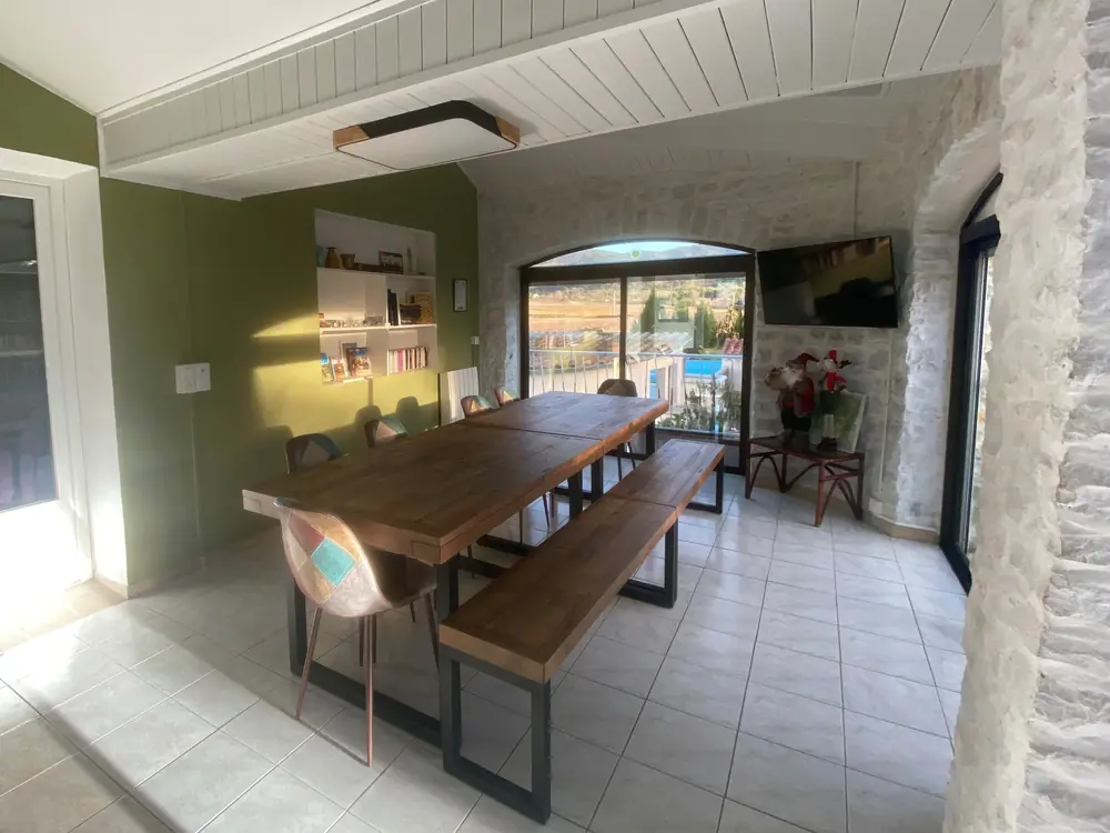 Gîte Horizon living room with its long wooden table and picture window