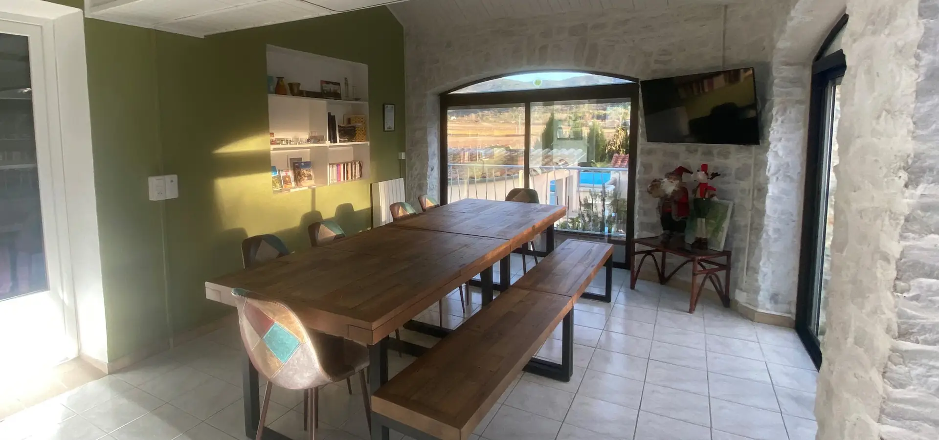 Gîte Horizon living room with its long wooden table and picture window