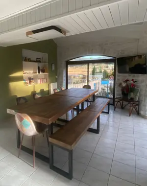 Gîte Horizon living room with its long wooden table and picture window