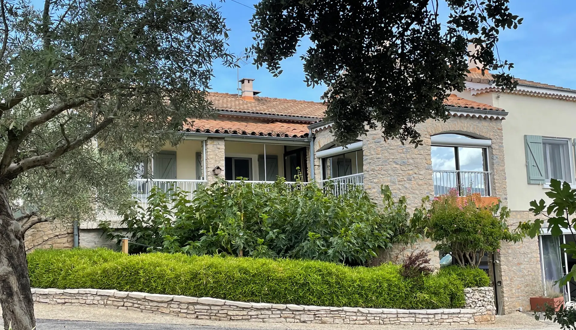 Front of Gîte Horizon behind the olive trees